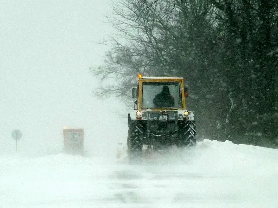 Зимата прати 100 шивачки под чужд покрив