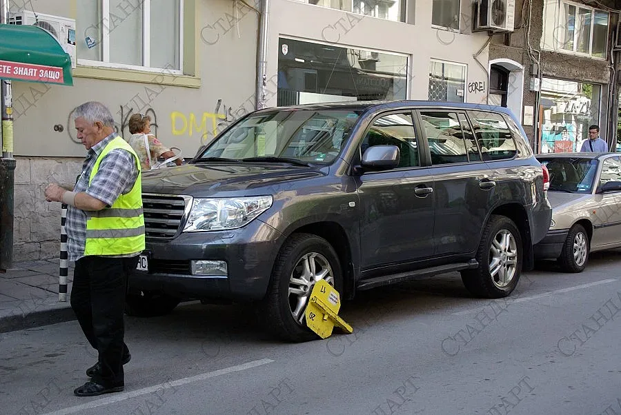 Закопчаха със скоби депутатски автомобили