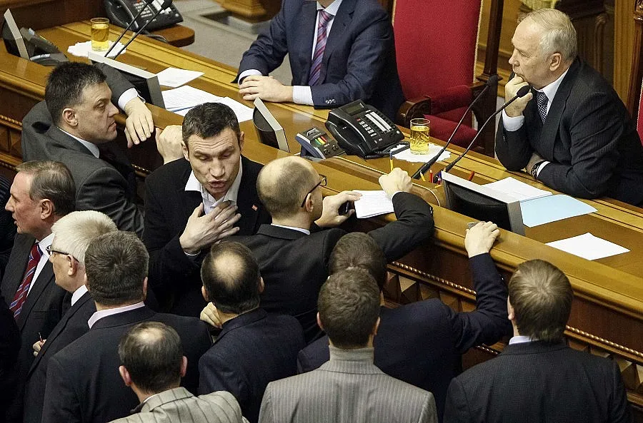 Закон за амнистия на задържани протестиращи гласуваха в Киев