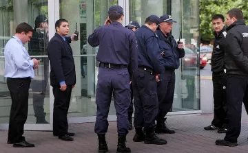 Полицаи на смени в мола