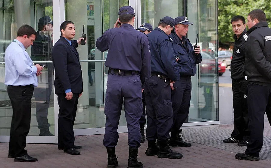 Полицаи на смени в мола