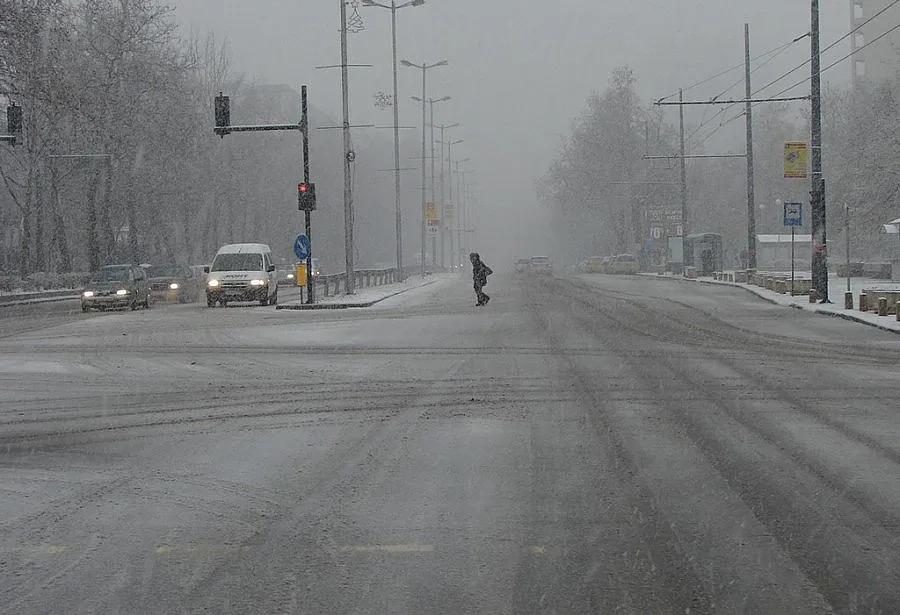 Снежна виелица парализира Бургаско