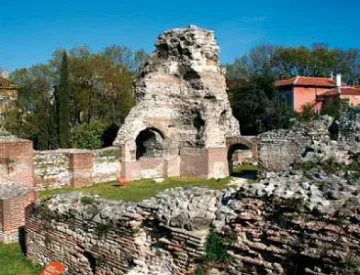 Безплатни вояжи на туристите до артефакти във Варна