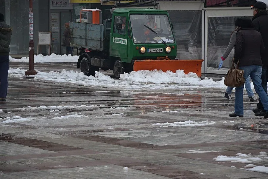 Над 100 работници лъснаха Благоевград от снега