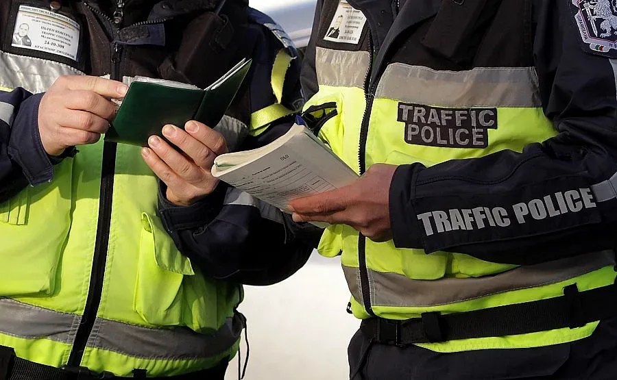 Шофьор на „Мерцедес" опита да купи полицаи със стотачка