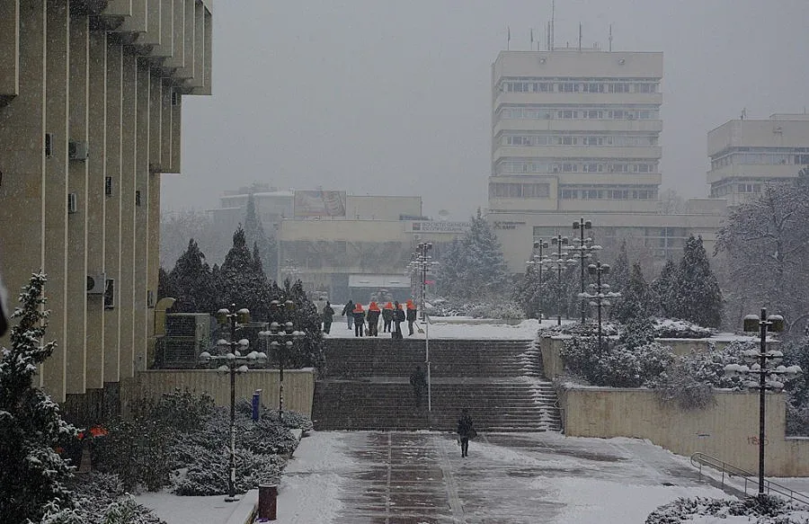 Сняг вали в Пиринско, пътищата чисти