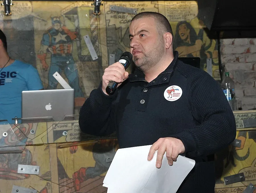 Роро прави партия