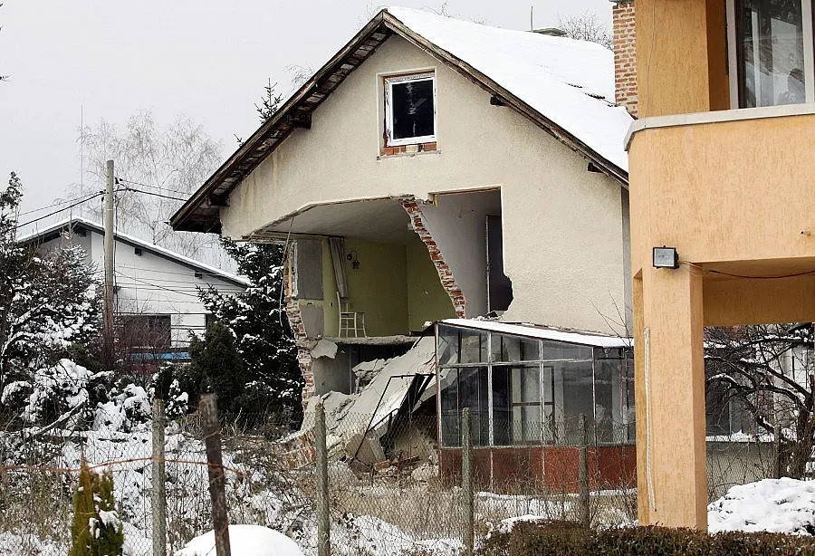 Баш майстори срутиха къща (обзор)