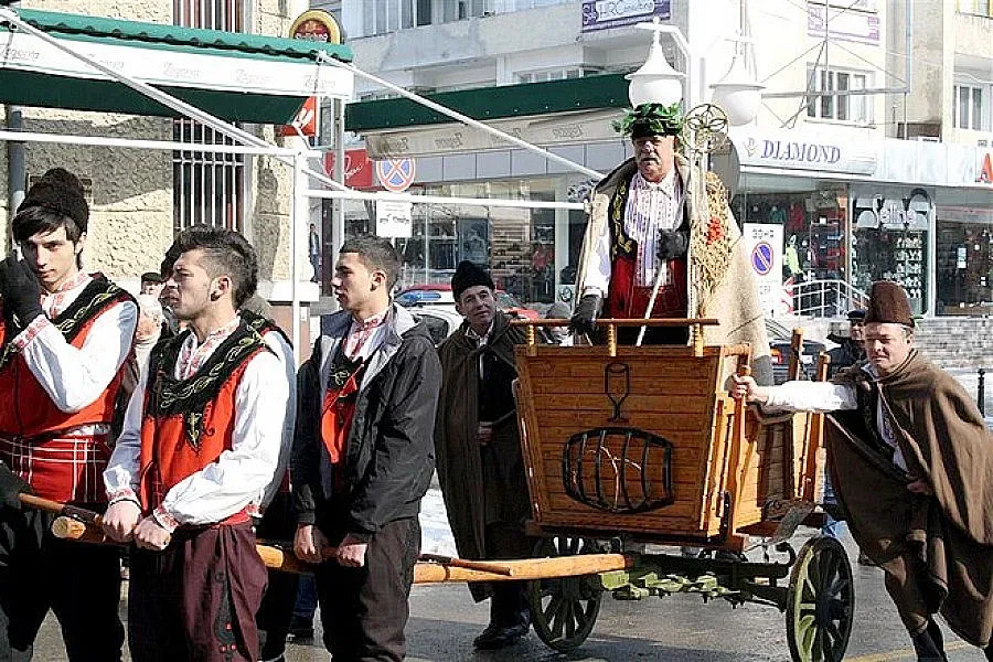 В „професорско" село стягат лозарските ножици
