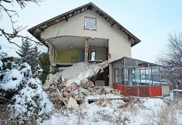  Къща затрупа трима работници