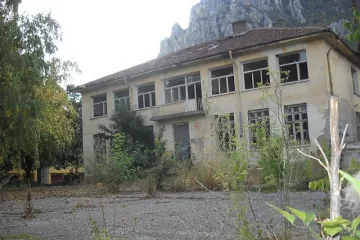 Закрито училище става център за младежи в риск