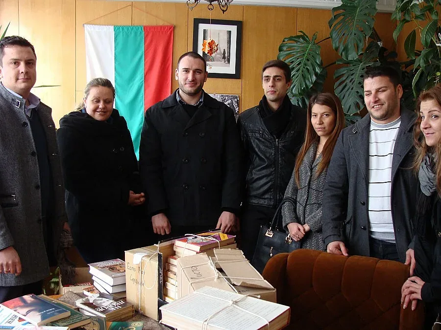 Млади гербери дариха книги на селски читалища