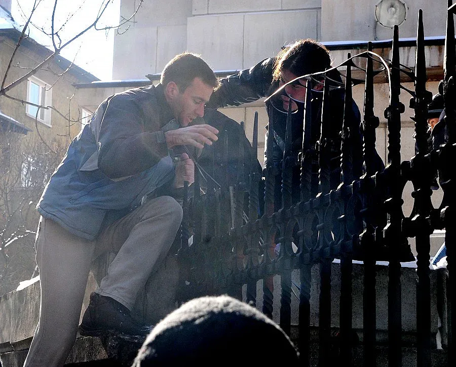 Протести и забрани разкъсват Ректората