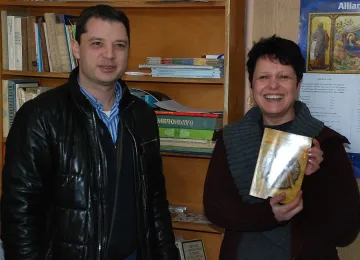 Добрев подари на Хасковската библиотека „Знакът на българинa“