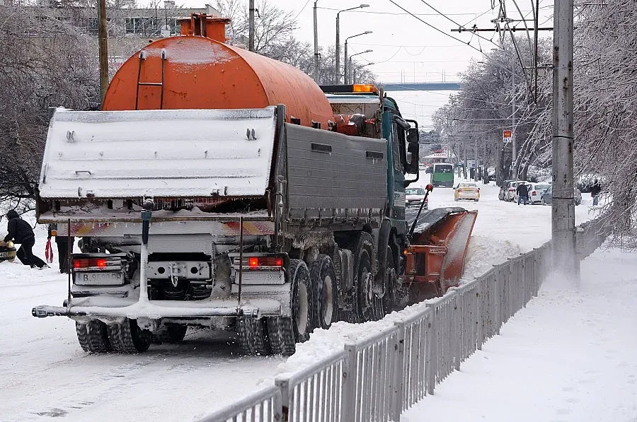70 работници и 11 машини изчистиха Благоевград от снега