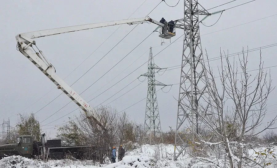 Вятър пречупи електрически стълбове