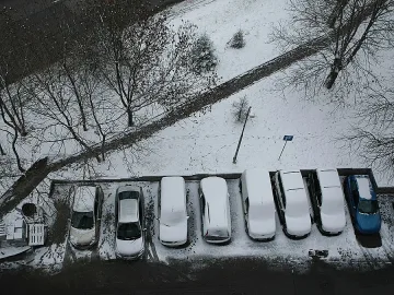 Заралии паркират на аванта в центъра заради снега
