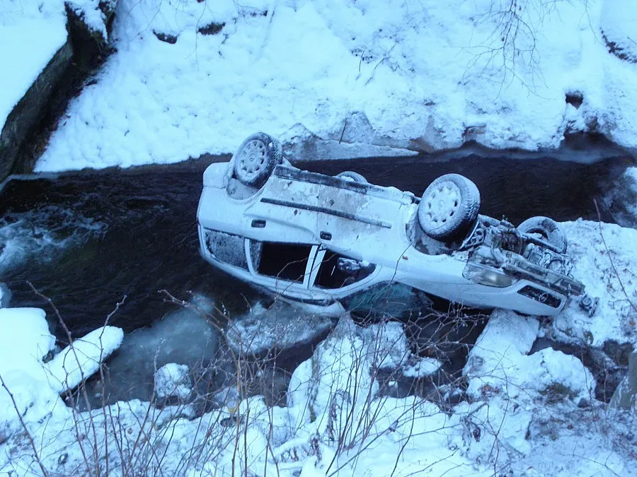 Полет на кола в река прати жена в болница
