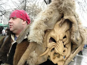 Сурвакари поискаха оставката на злото
