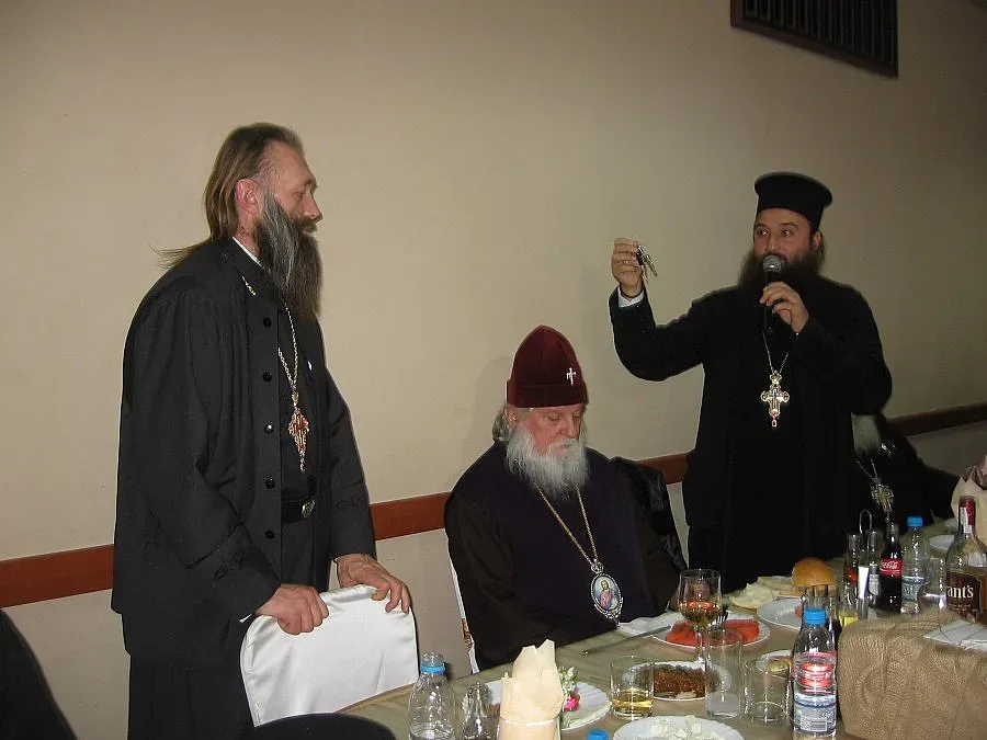 Приятел на манастир дари джип на игумена