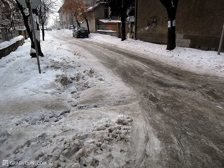 Без ток в Бургаско, влак аварира заради снега