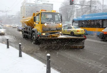 Близо двеста снегорина чистят София