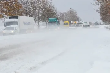 Снегът затвори Дунав мост