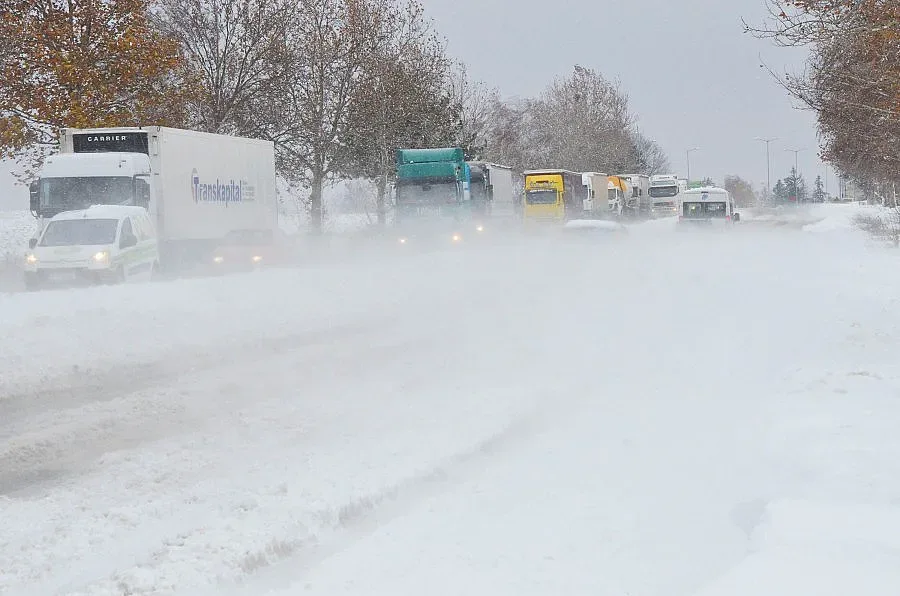 Снегът затвори Дунав мост