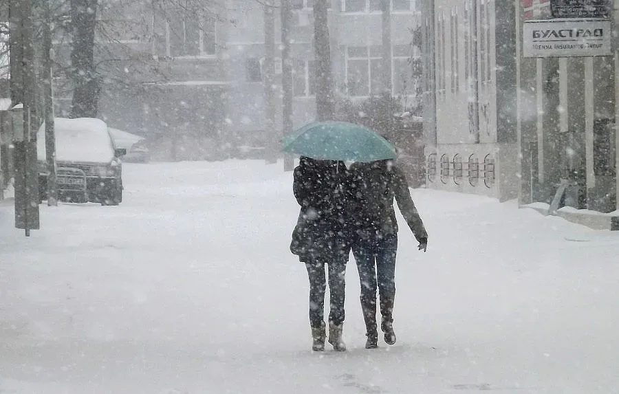 52 машини почистват снега в столицата