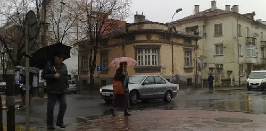 Валежи от дъжд и сняг през уикенда