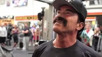 Терминатора си сложи мустаци 