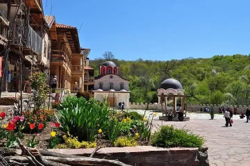 Църквите блестят с европари