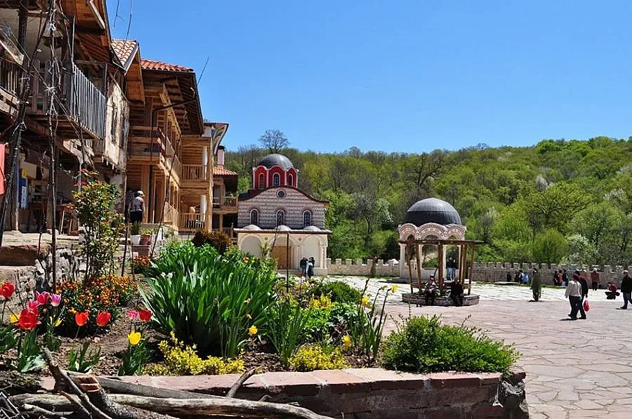 Църквите блестят с европари