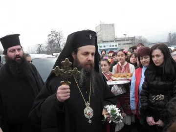 Посрещат с кръст и кокичета Серафим