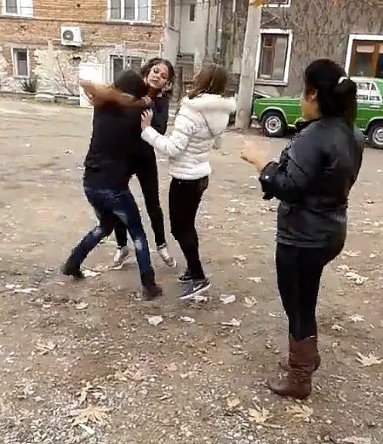 Видео с бой на ученички обиколи Фейсбук