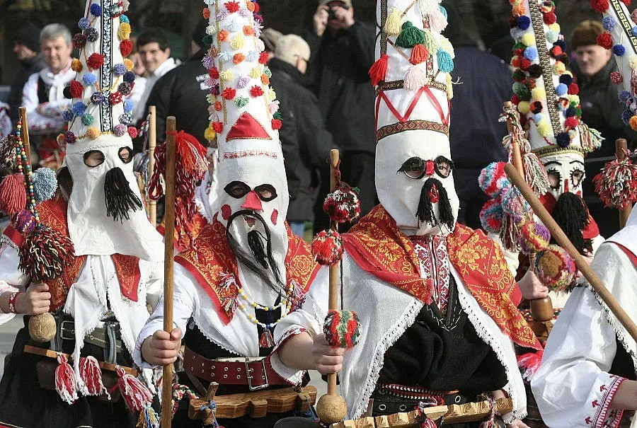 Три дни "Сурва" радва с колорита си