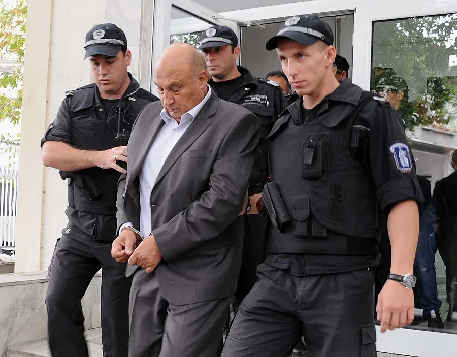 Фалшиви бандероли в тефтера на Цар Киро