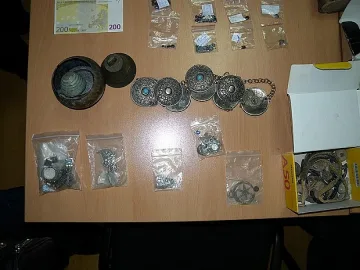 Обискират мъж за дрога, намират антични монети