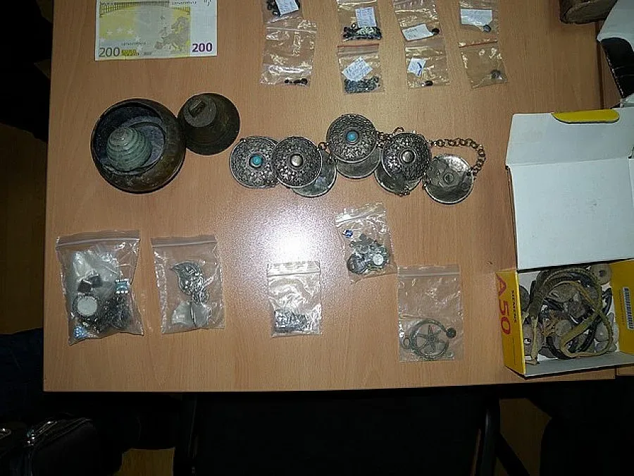 Обискират мъж за дрога, намират антични монети