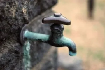 Спират водата в Долна баня, съмняват се за замърсяване