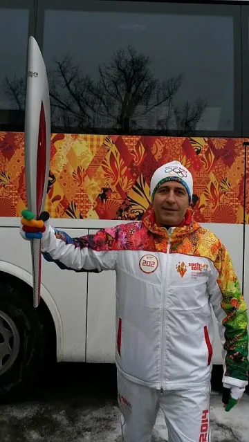 Генералният секретар на БОК бяга с олимпийския огън за Сочи