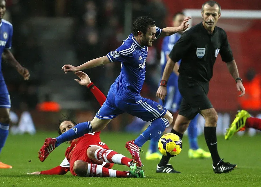 Юнайтед и Челси напредват за Мата