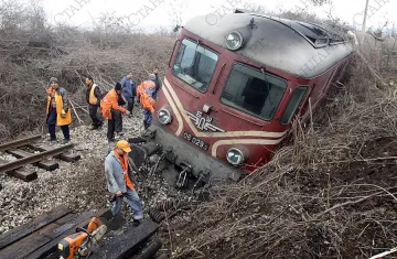 Пуснаха движението по пътя на дерайлиралия влак
