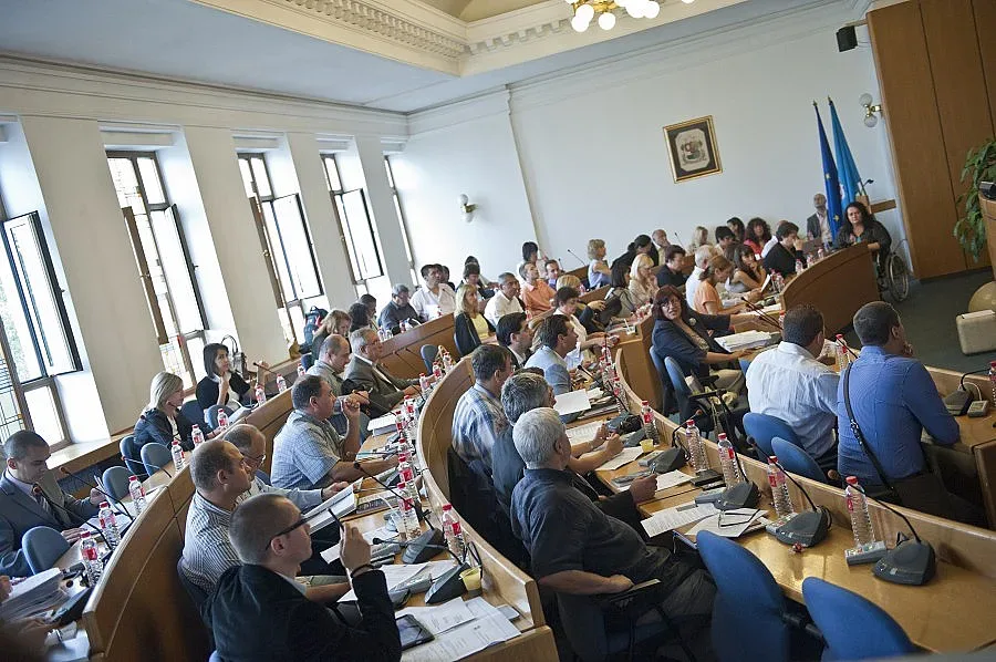 Общинарите си вдигнаха заплатите на 1100 лв.