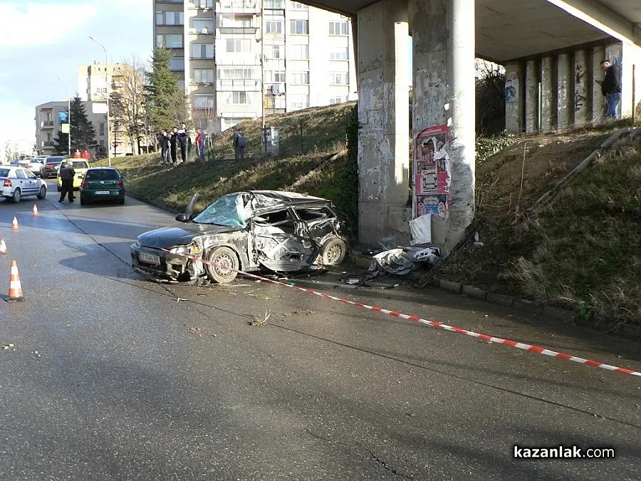 Младеж катастрофира фатално в бетонна колона