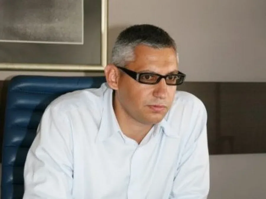 Открили шефа на "Гранити" с един крак