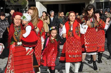 Баби и внучета на хоро в Разлог