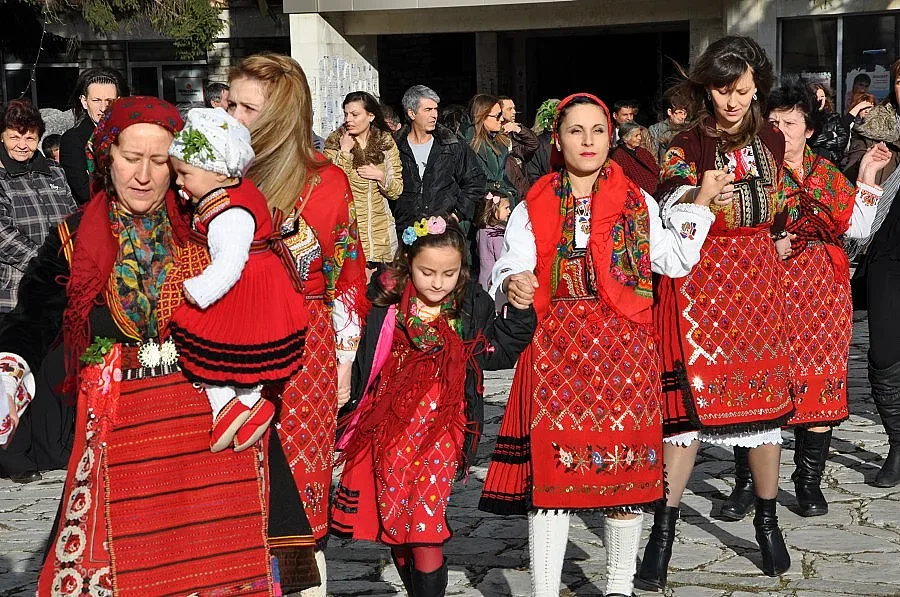 Баби и внучета на хоро в Разлог