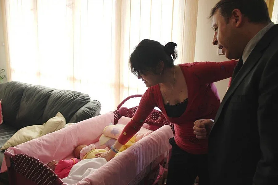 Кмет подари количка на близначки