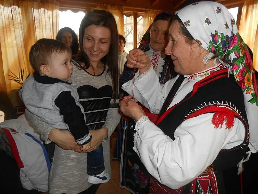 Баби-орисници подариха амулети против уроки на бебета и майки
